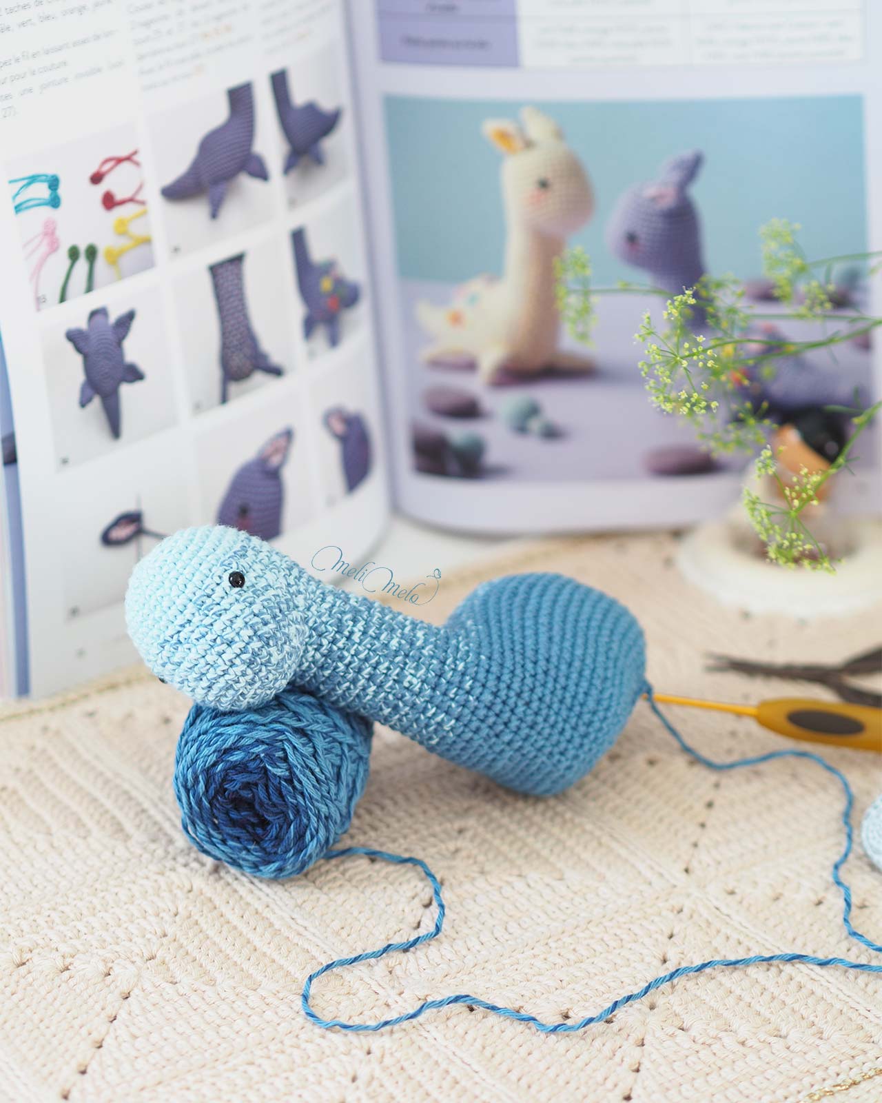crochet-mizumi-monstre-dinosaure-bleu-eau-spin-spin-ricorumi-laboutiquedemelimelo