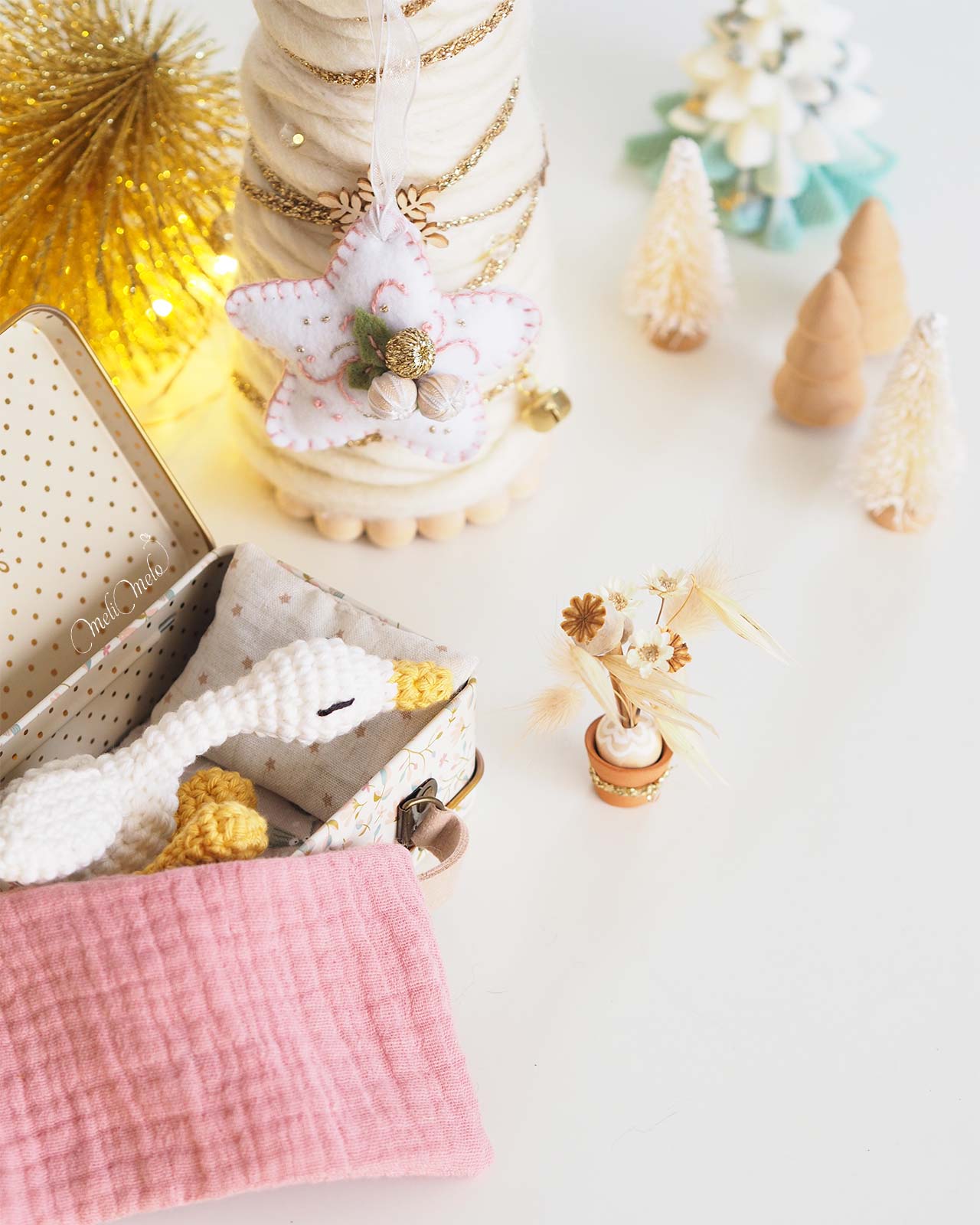 crochet-oie-blanche-rose-jouet-miniature-valise-maileg-laboutiquedemelimelo