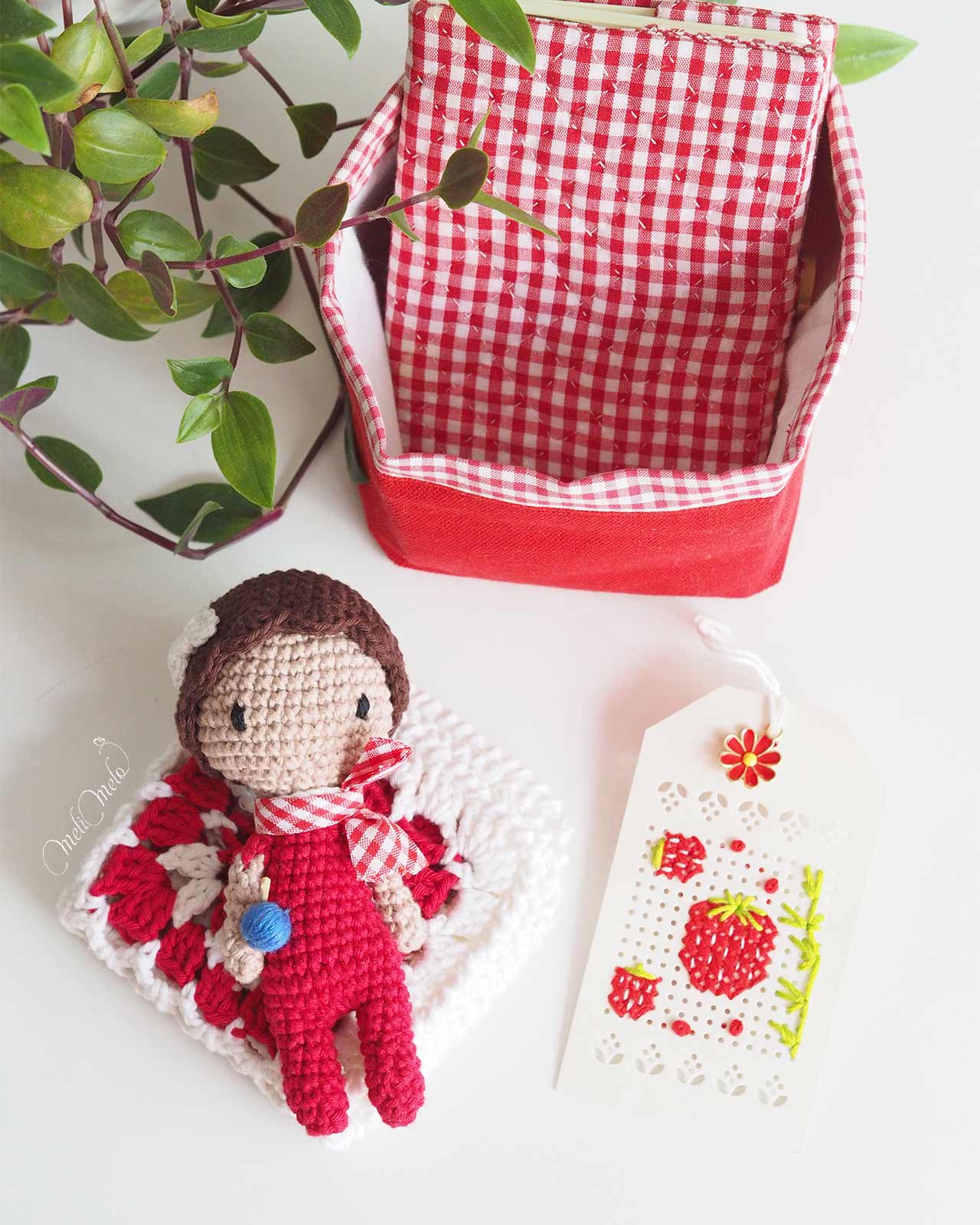 crochet-point-croix-couture-cadeaux-vichy-poupee-fraises-granny-laboutiquedemelimelo