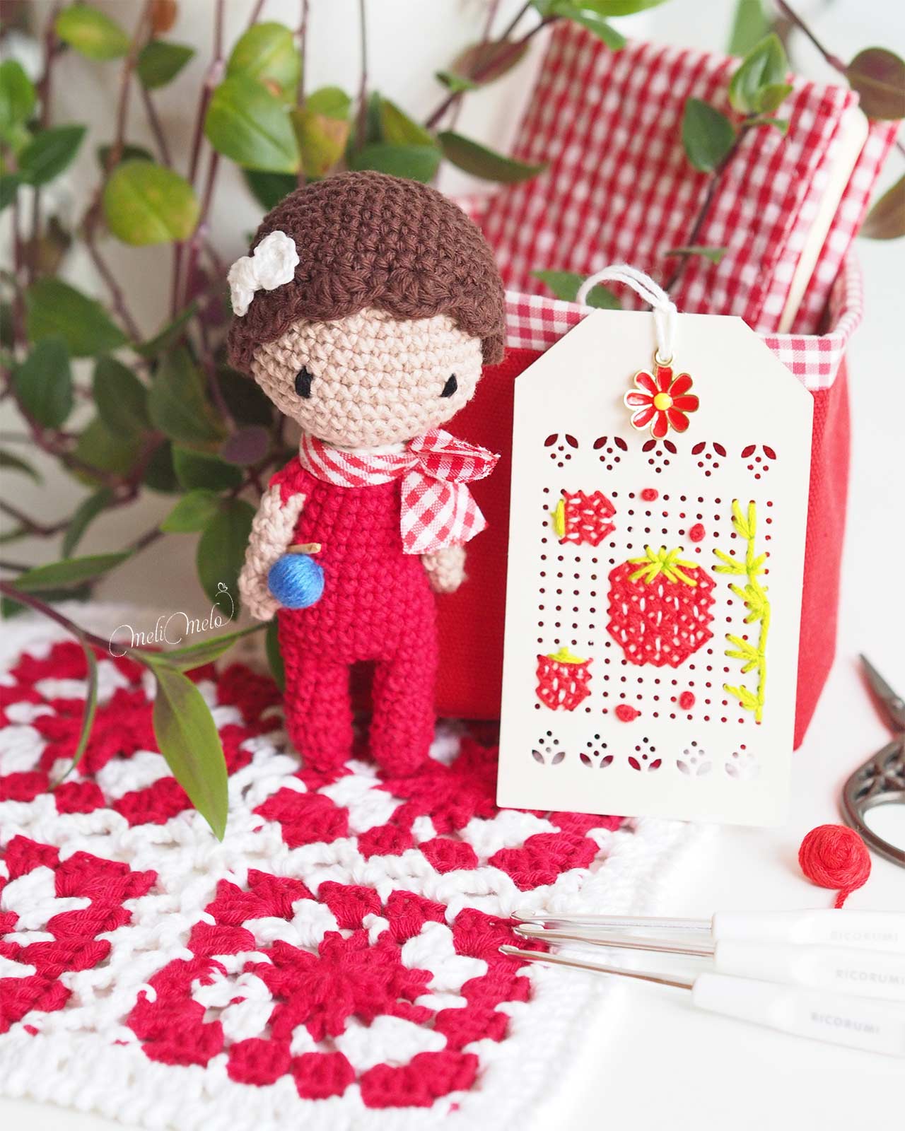 crochet-poupee-serial-crocheteuses-and-more-point-croix-fraises-zweigart-tapis-ondori-laboutiquedemelimelo