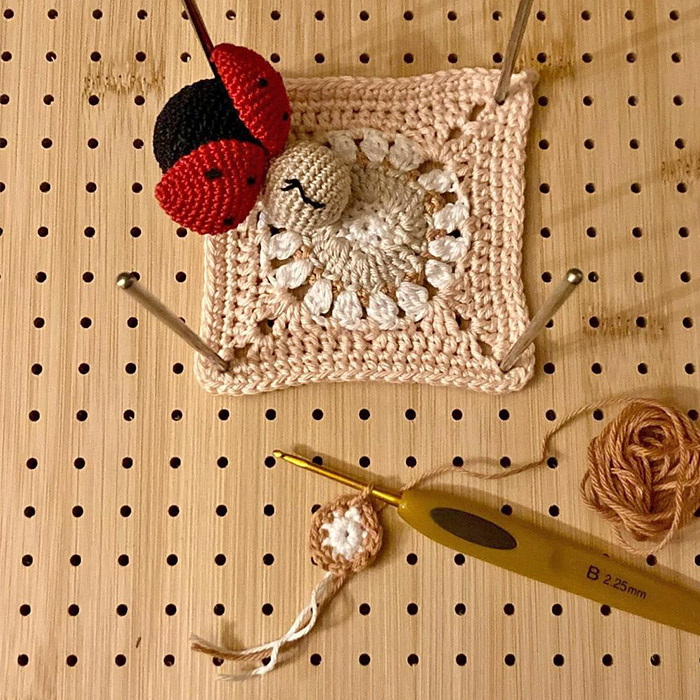 crochet-queen-granny-coccinelle-par-slowhook.titepelote
