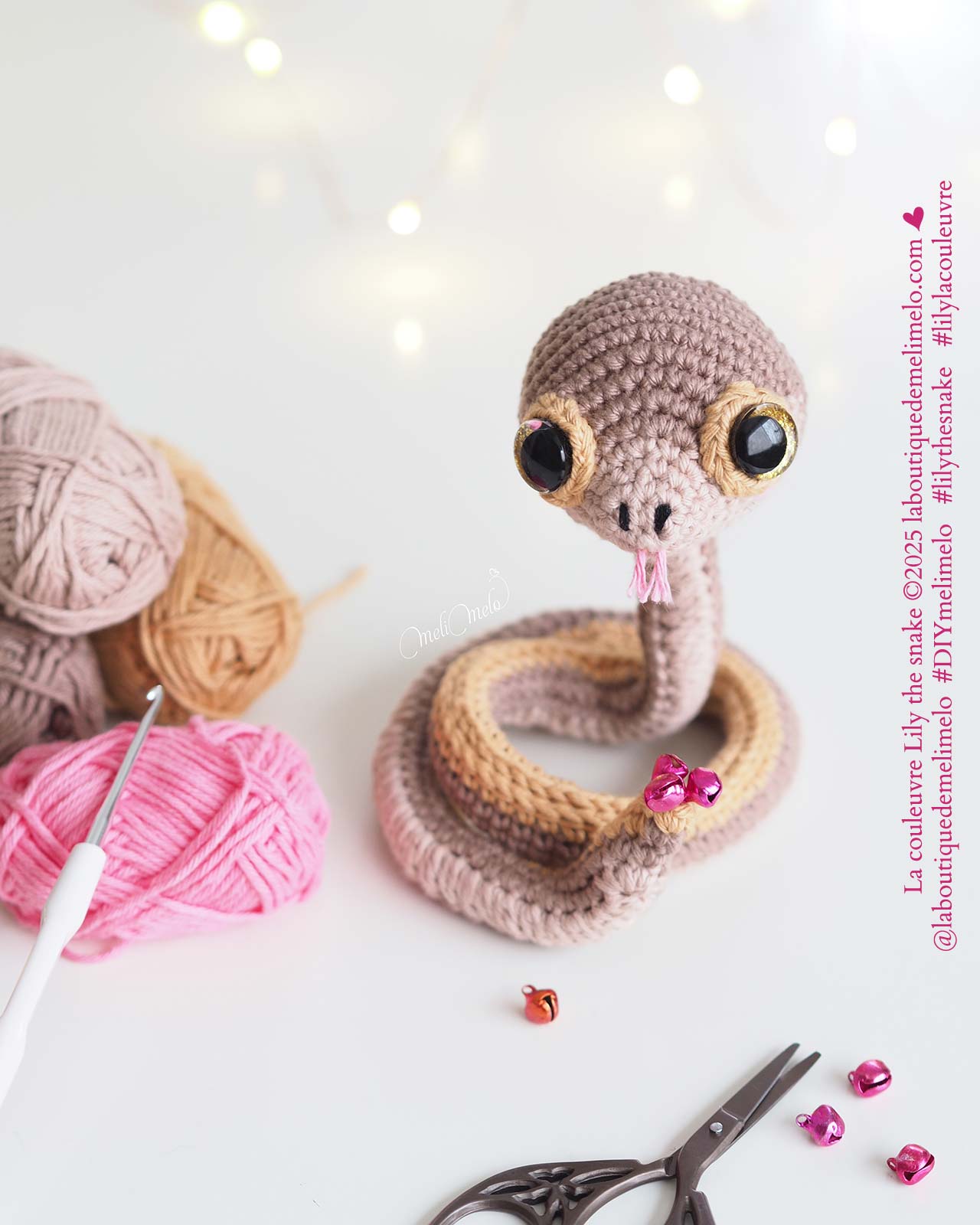 crochet-serpent-lily-amigurumi-tutoriel-diy-melimelo-coton-ricorumi-2025-lunar-year-laboutiquedemelimelo