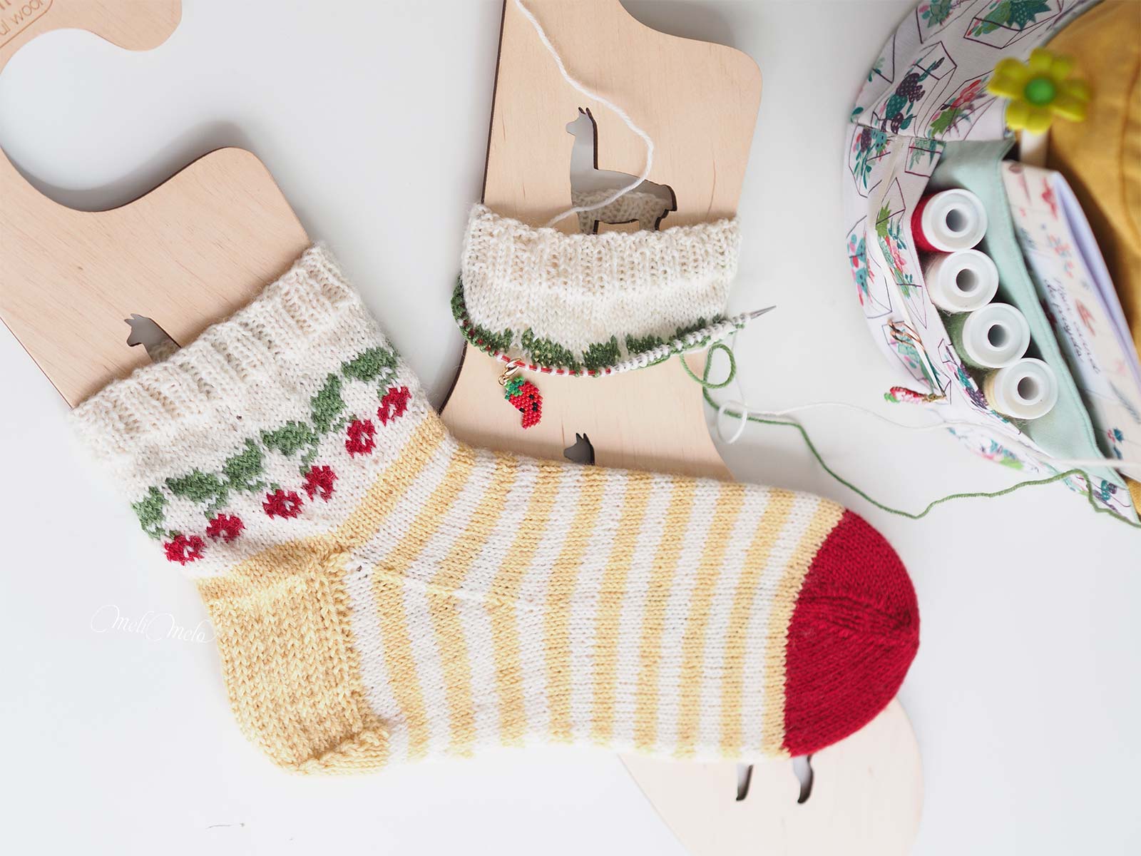 debut-tige-chaussette-cerise-tricot-jacquard-leniddelalinotte-laboutiquedemelimelo