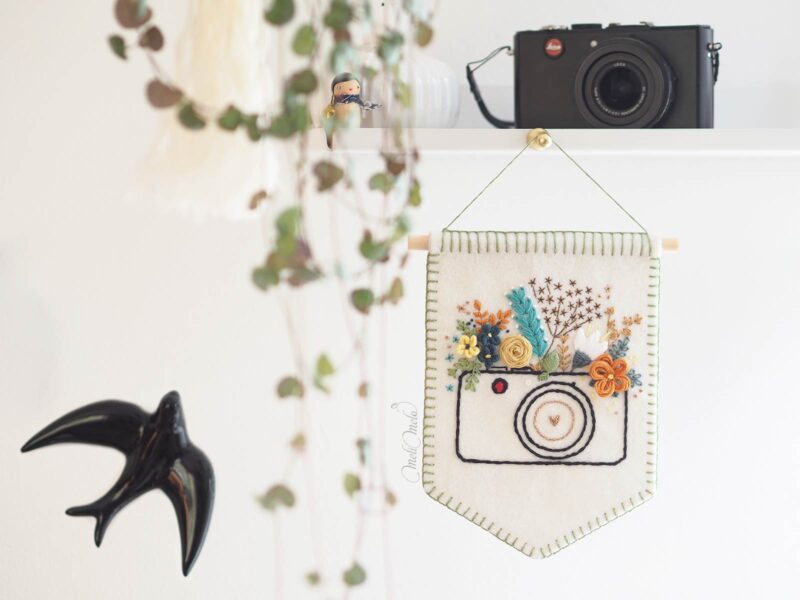 deco-bucolique-printemps-broderie-fanion-hirondelle-appareil-photo-leica-laboutiquedemelimelo