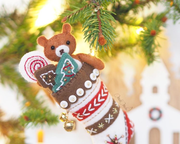 deco-chaussette-noel-ourson-teddy-feutrine-laine-broderie-miyuki-auverasoie-laboutiquedemelimelo