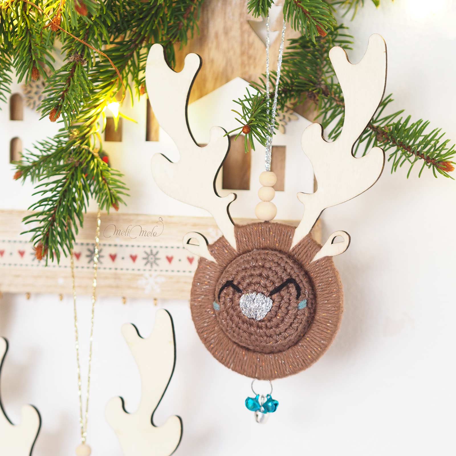 deco-diy-suspension-roro-renne-noel-coton-laine-bois-version-hiver-bleu-argent-laboutiquedemelimelo