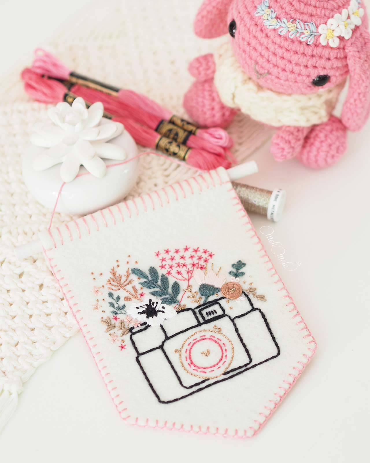 deco-fanion-appareil-photo-floral-broderie-laboutiquedemelimelo