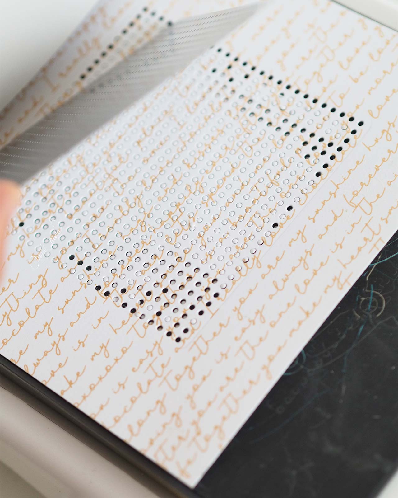 decoupe-perforation-carte-point-croix-sizzix-laboutiquedemelimelo