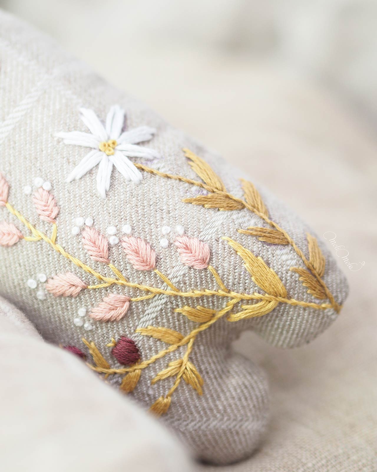 detail-broderie-branchage-marguerite-tissu-lin-bio-laboutiquedemelimelo