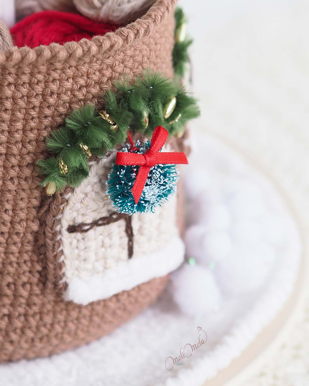 detail-fenetre-broderie-crochet-maison-pain-epice-ricorumi-coton-laboutiquedemelimelo