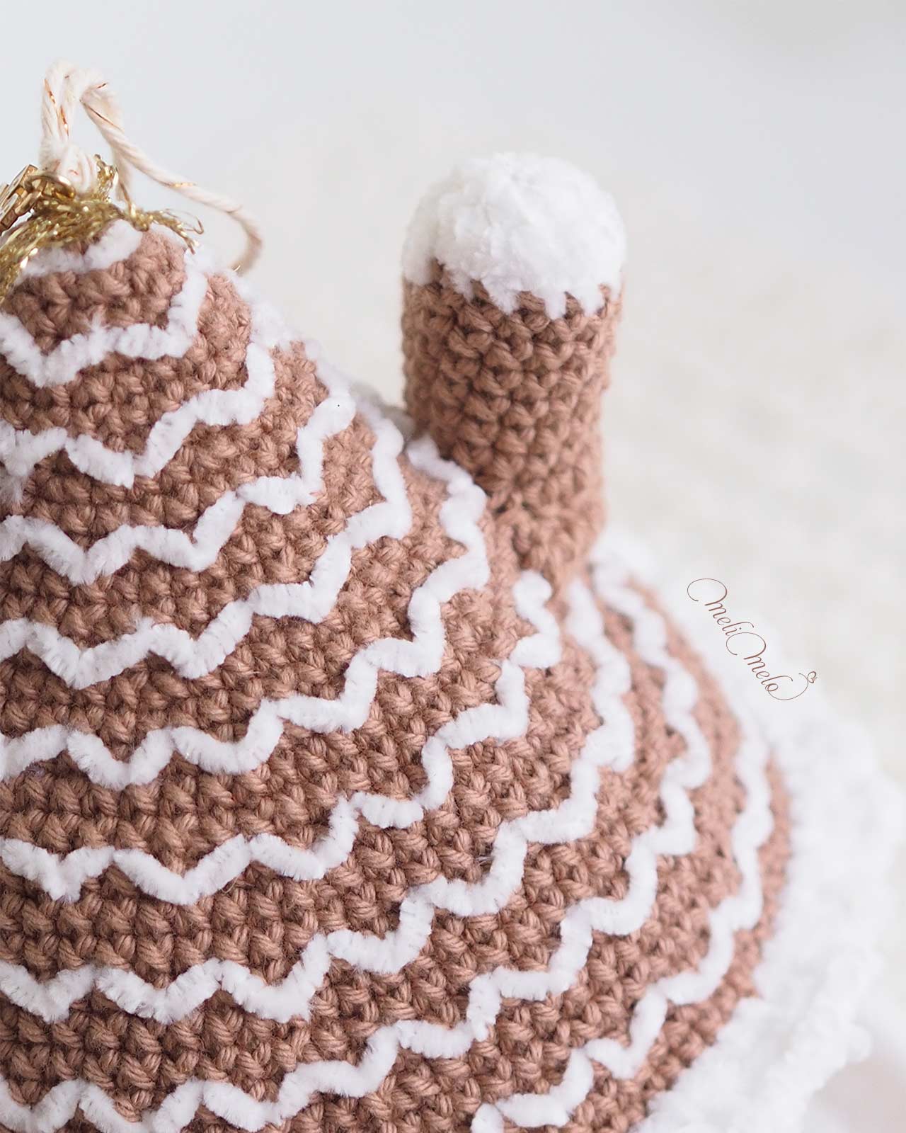 detail-toiture-broderie-crochet-maison-pain-epice-ricorumi-coton-laboutiquedemelimelo