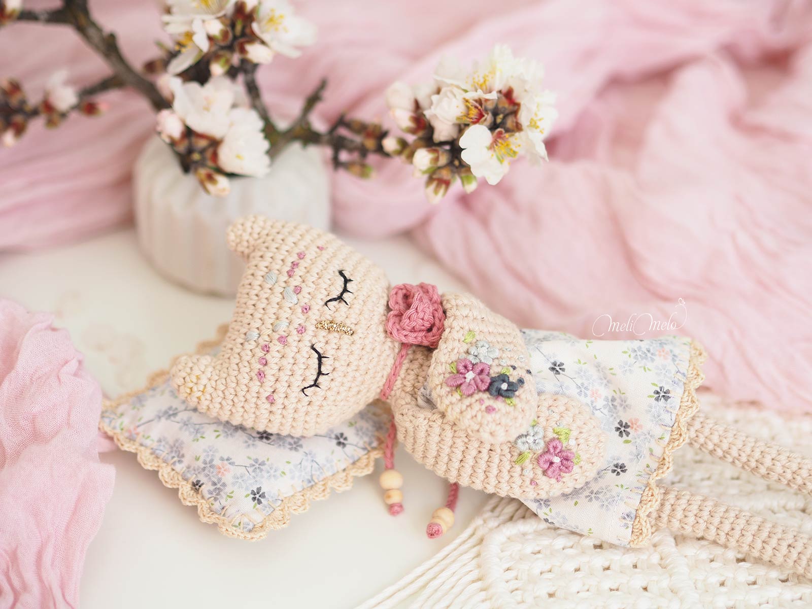 doudou-chouette-endormie-fleur-amandier-rose-laboutiquedemelimelo