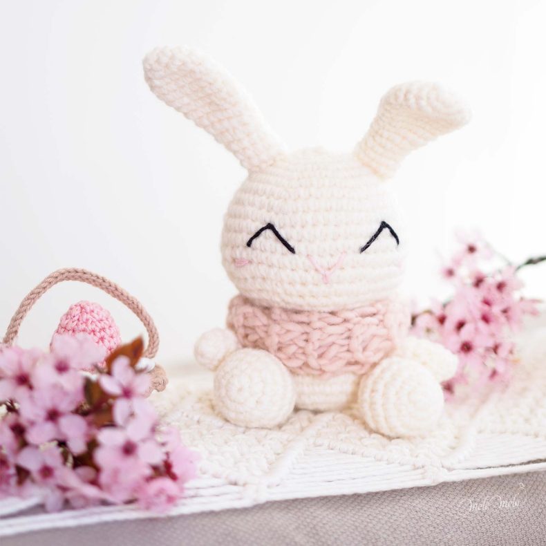doudou-lapin-blanc-sourire-hiver-laine-crochet-amigurumi-laboutiquedemelimelo