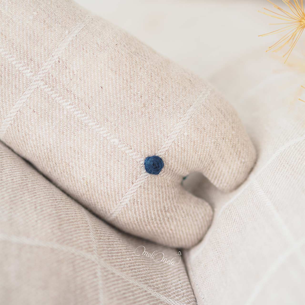 doudou-lapin-broderie-queue-bleue-point-roue-laboutiquedemelimelo.jpg