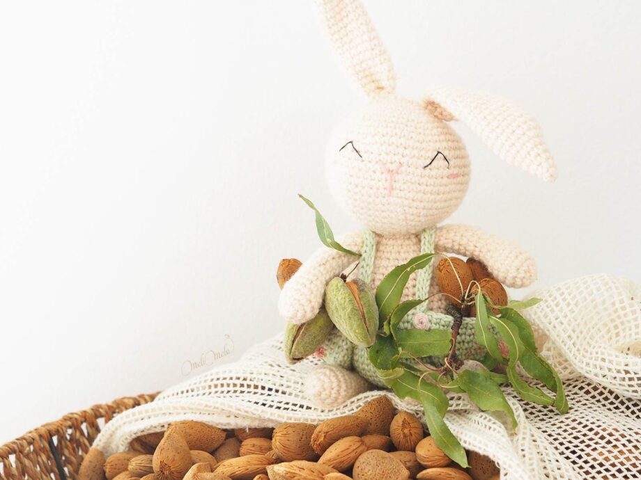 doudou-lapin-oliver-amigurumi-naturacrochet-recolte-amandes-laboutiquedemelimelo