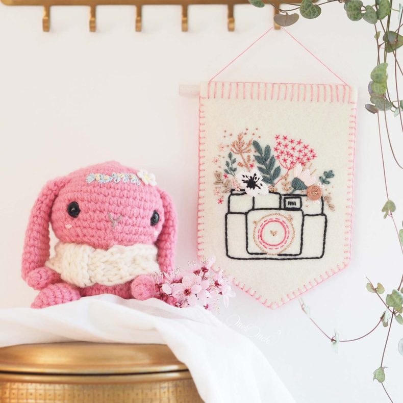 doudou-lapine-rose-framboise-fanion-appareil-photo-bouquet-fleurs-laboutiquedemelimelo