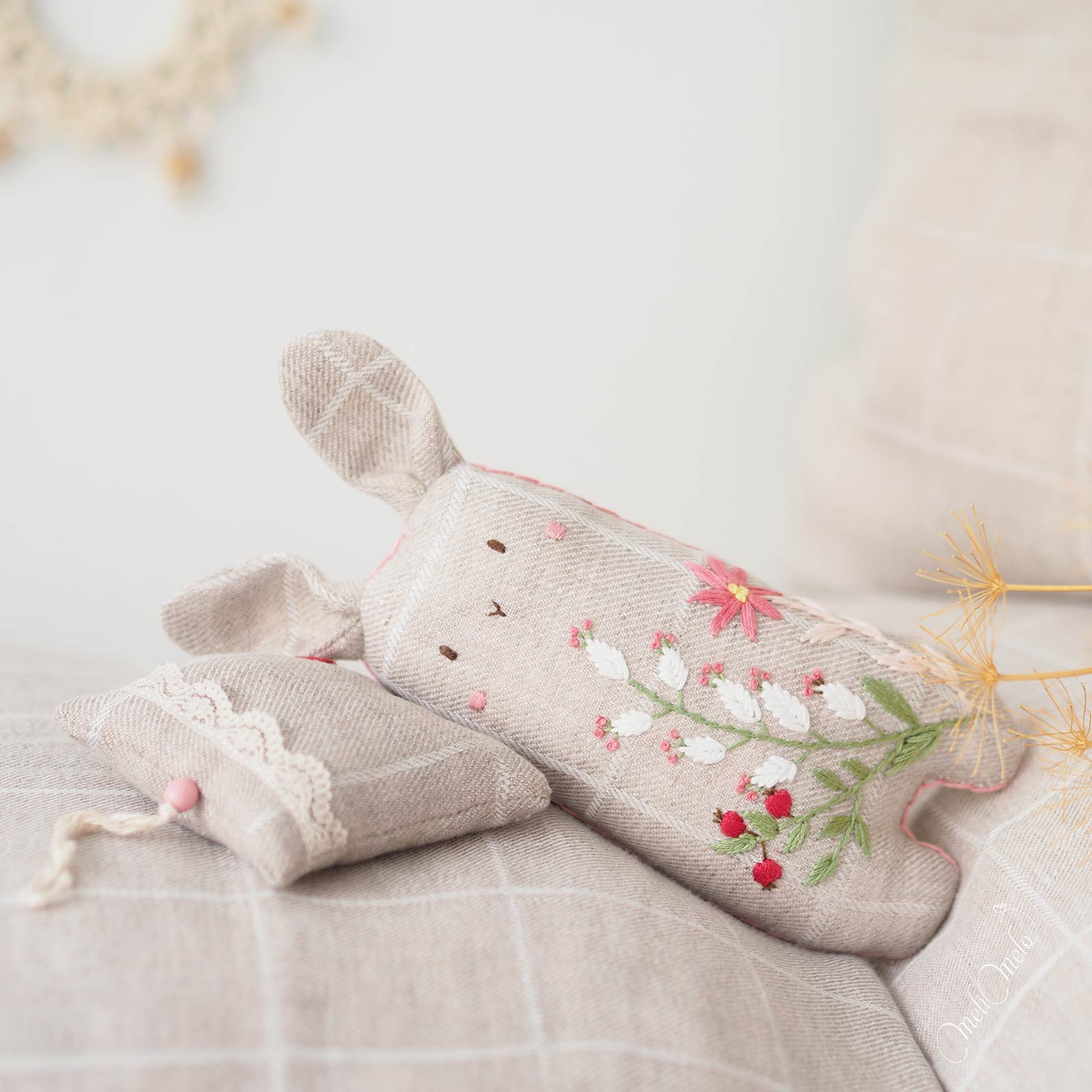 doudou-lapinou-broderie-baies-rouge-fleurs-tissu-lin-bio-coussin-lavande-laboutiquedemelimelo