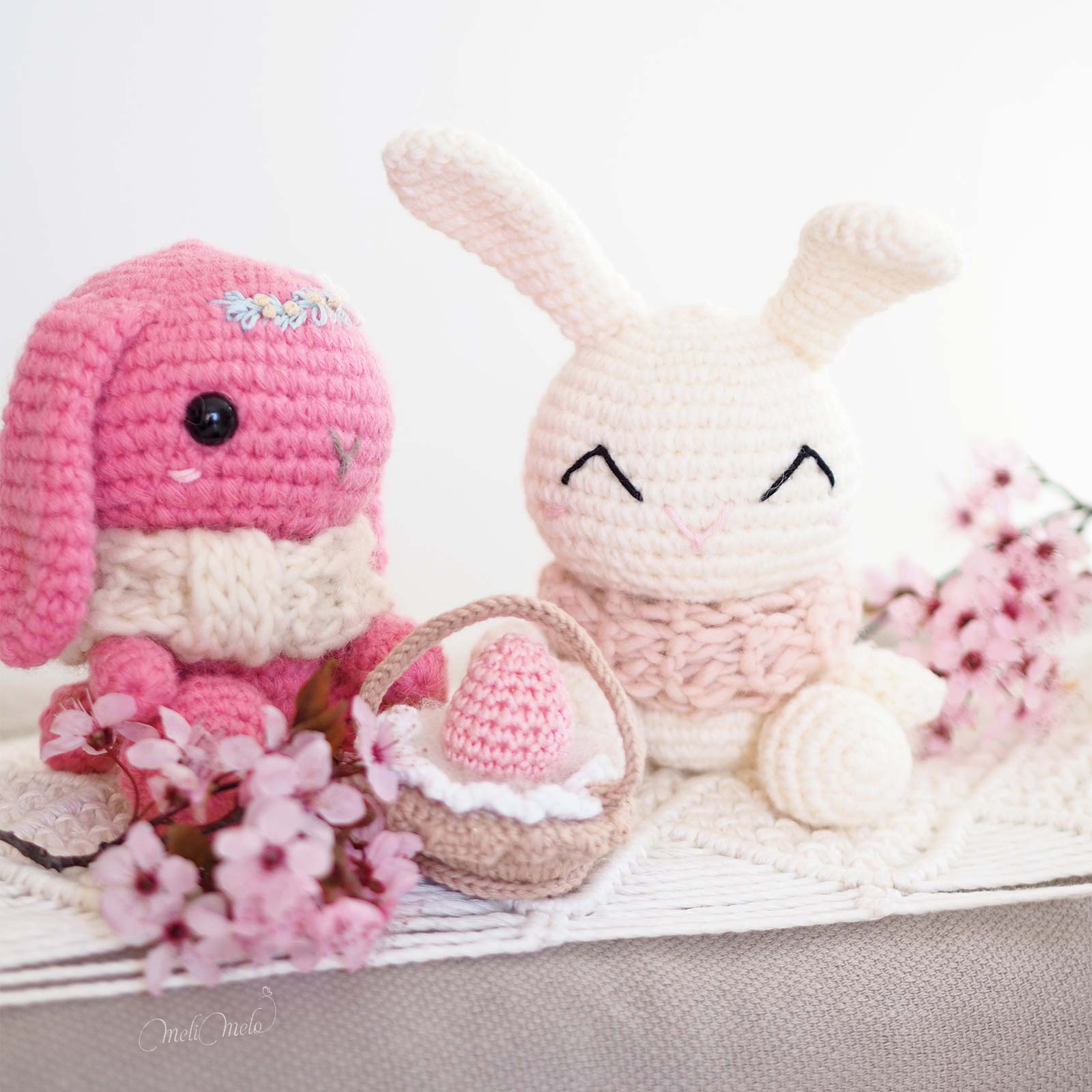 doudou-lapins-blanc-rose-framboise-crochet-fetes-paques-laboutiquedemelimelo