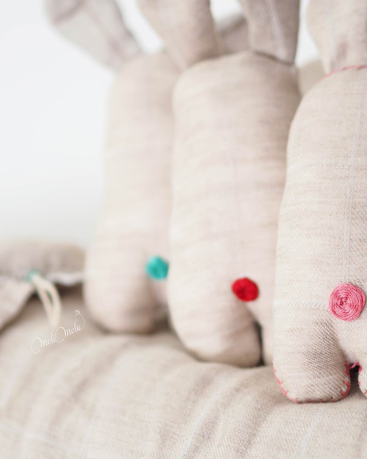 doudous-lapins-broderie-point-de-roue-queue-laboutiquedemelimelo