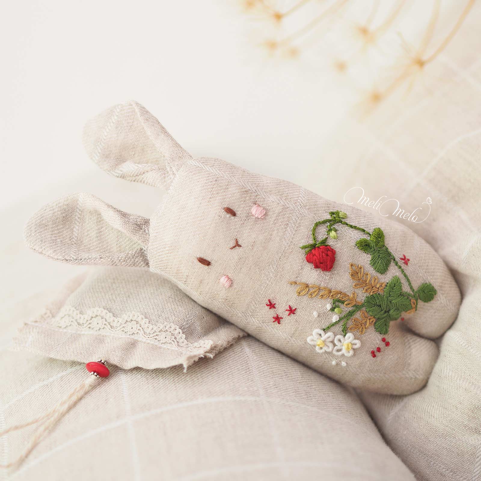 fraisier-doudou-lapin-broderie-sur-lin-bio-laboutiquedemelimelo