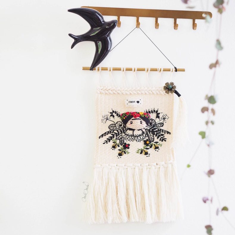 frida-deco-tissage-mural-broderie-fleurs-hirondelle-laboutiquedemelimelo
