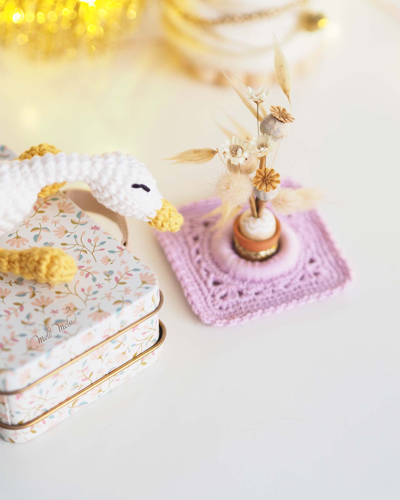 grigri-miniature-crochet-oie-blanche-fleur-rose-laboutiquedemelimelo