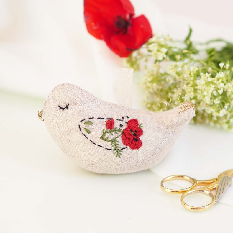 grigri-oiseau-porte-bonheur-broderie-coquelicot-rouge-lin-bio-laboutiquedemelimelo
