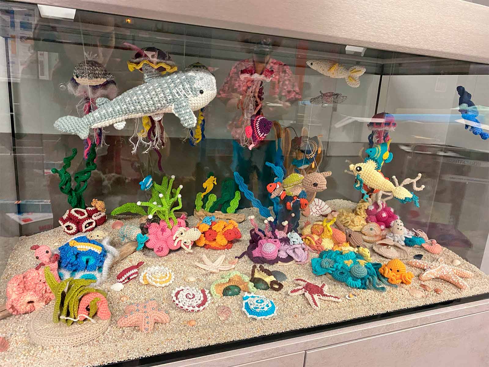 installation-aquarium-salle-attente-enfants-malades-hopital-necker-paris