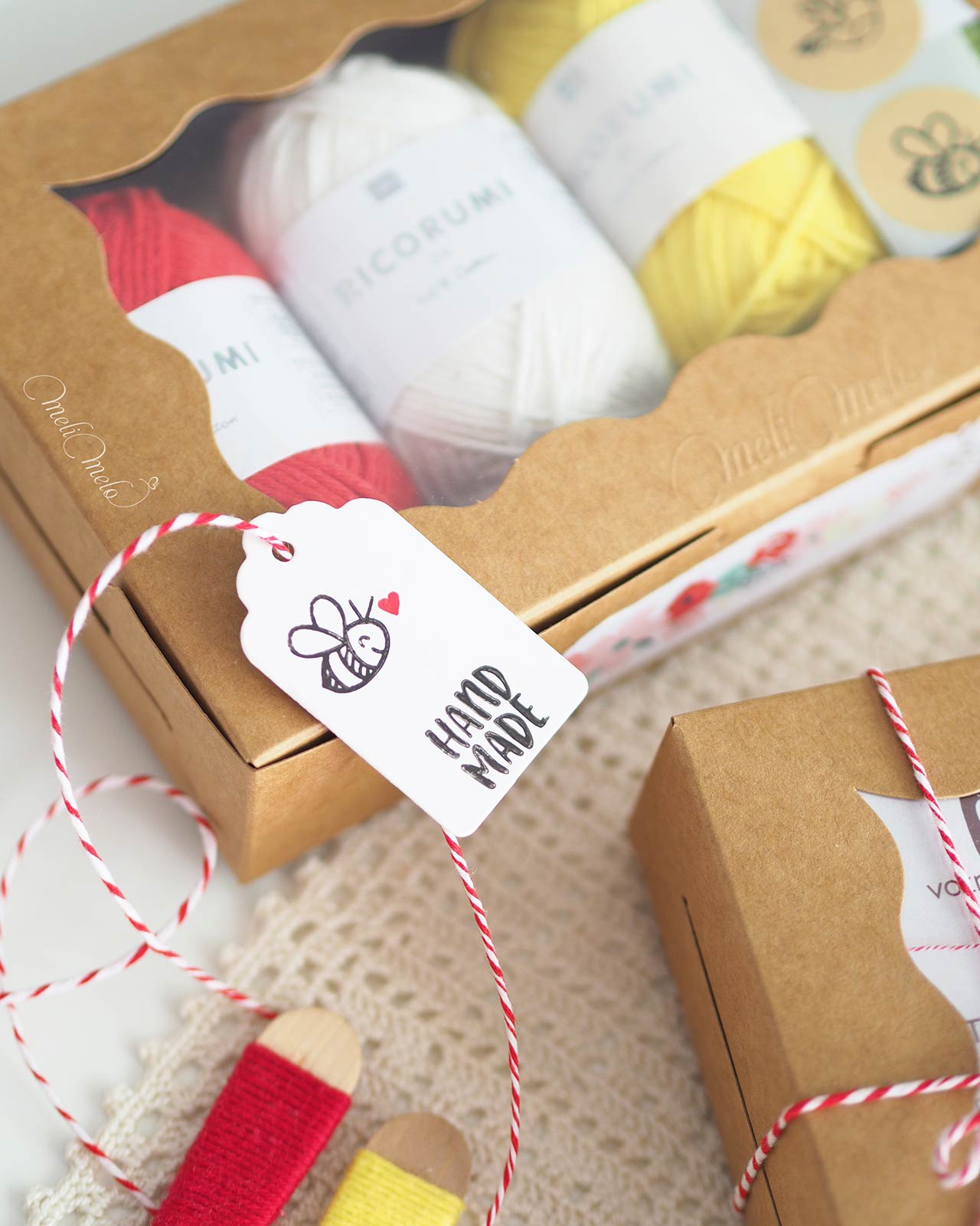 kit-diy-porte-cles-grigri-tissage-coton-detail-etiquette-abeille-handmade-laboutiquedemelimelo