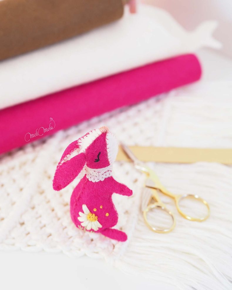 lapin-rose-dentelle-feutrine-laine-broderie-marguerite-laboutiquedemelimelo