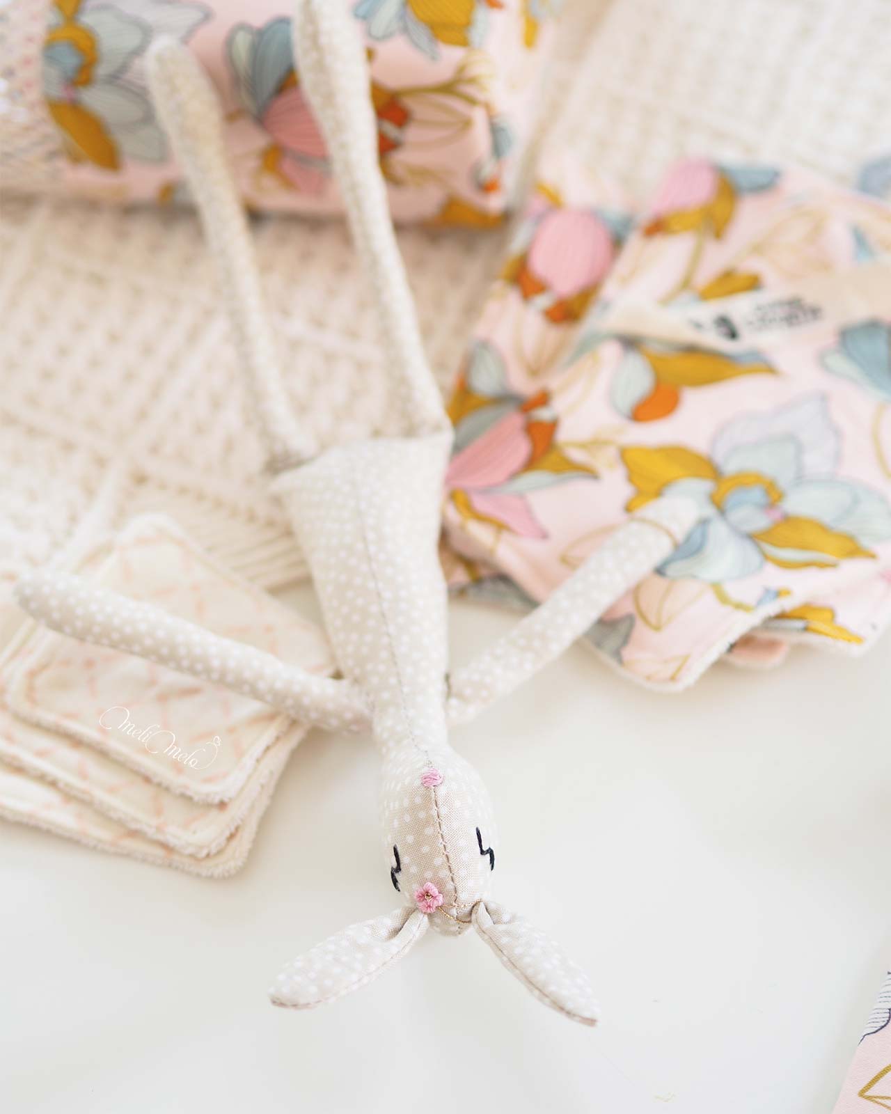 lapine-couture-broderie-fleur-easter-bunny-tilda-fabrics-laboutiquedemelimelo