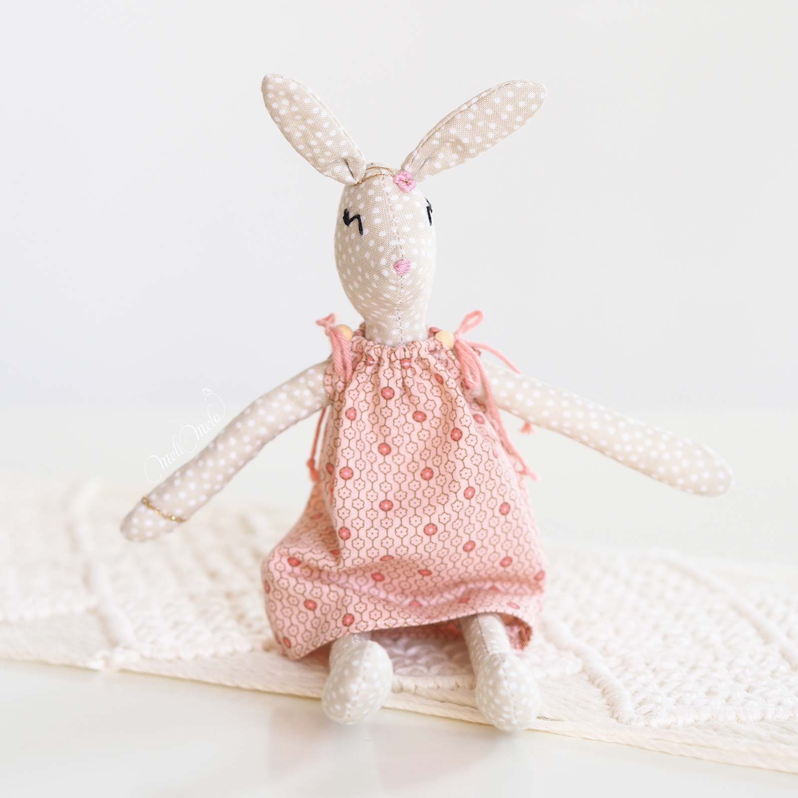 lapine-couture-robe-rose-easter-bunny-tilda-fabrics-laboutiquedemelimelo