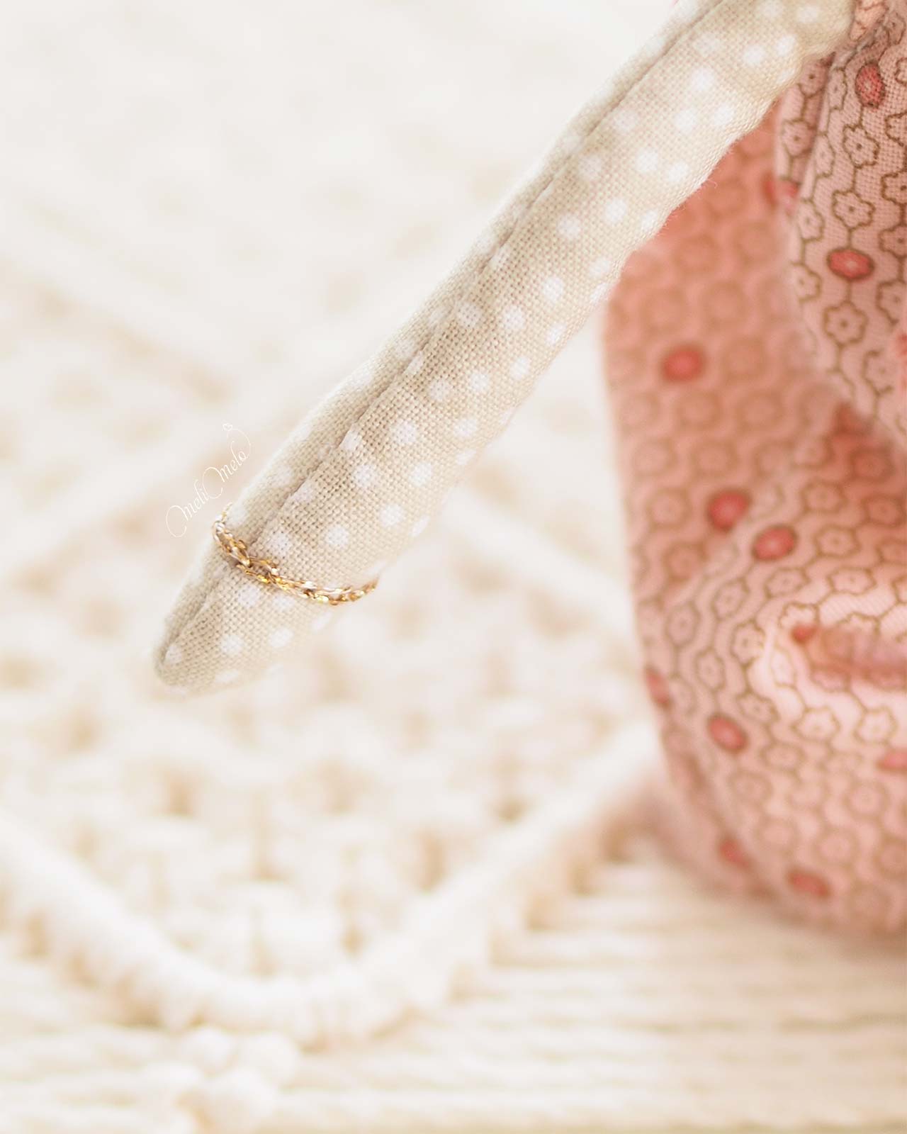 lapine-fleur-rose-broderie-point-bouclette-metallise-tresse-auverasoie-laboutiquedemelimelo