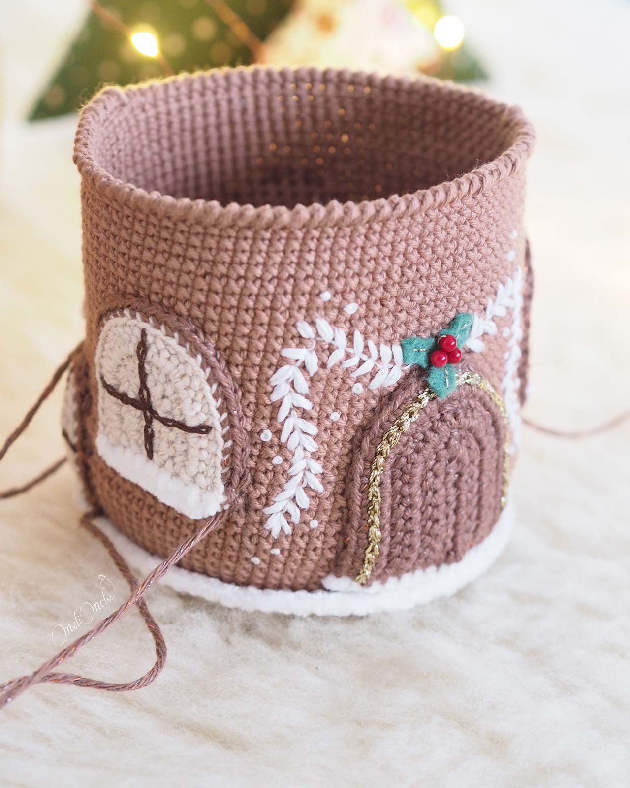 maison-pain-epice-broderie-feuillage-porte-houx-crochet-ricorumi-laboutiquedemelimelo