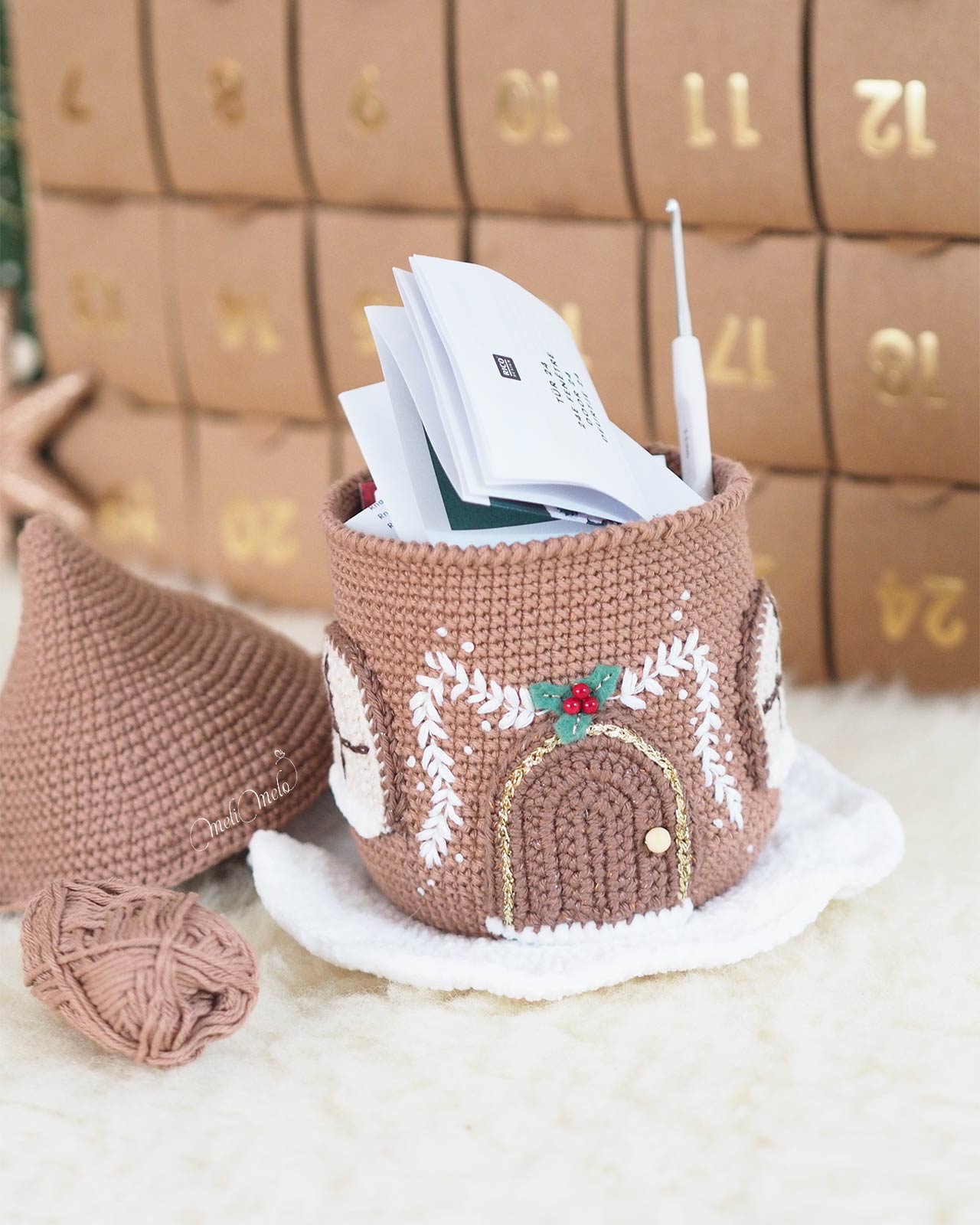 maison-pain-epice-broderie-houx-porte-entree-calendrier-avent-2024-crochet-ricorumi-laboutiquedemelimelo
