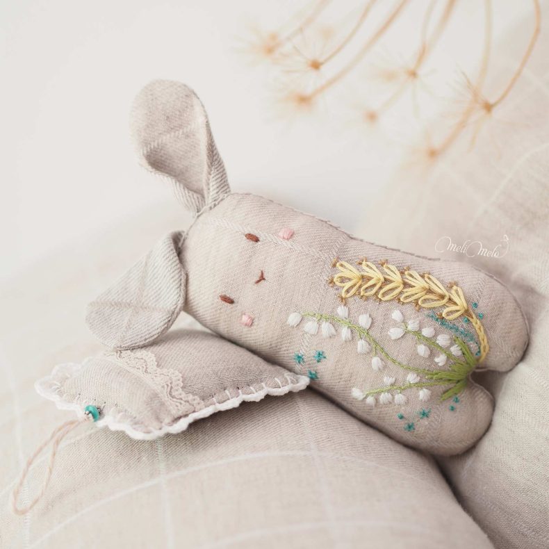 muguet-fleur-doudou-lapin-broderie-sur-lin-bio-laboutiquedemelimelo