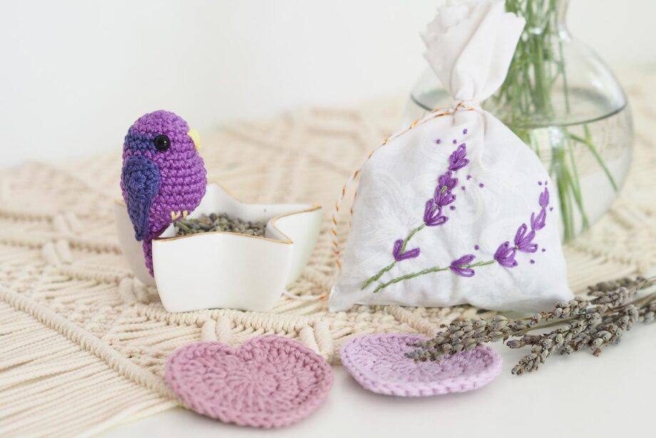 offrir cadeau mariage lavande crochet oiseau lingette coeurs laboutiquedemelimelo