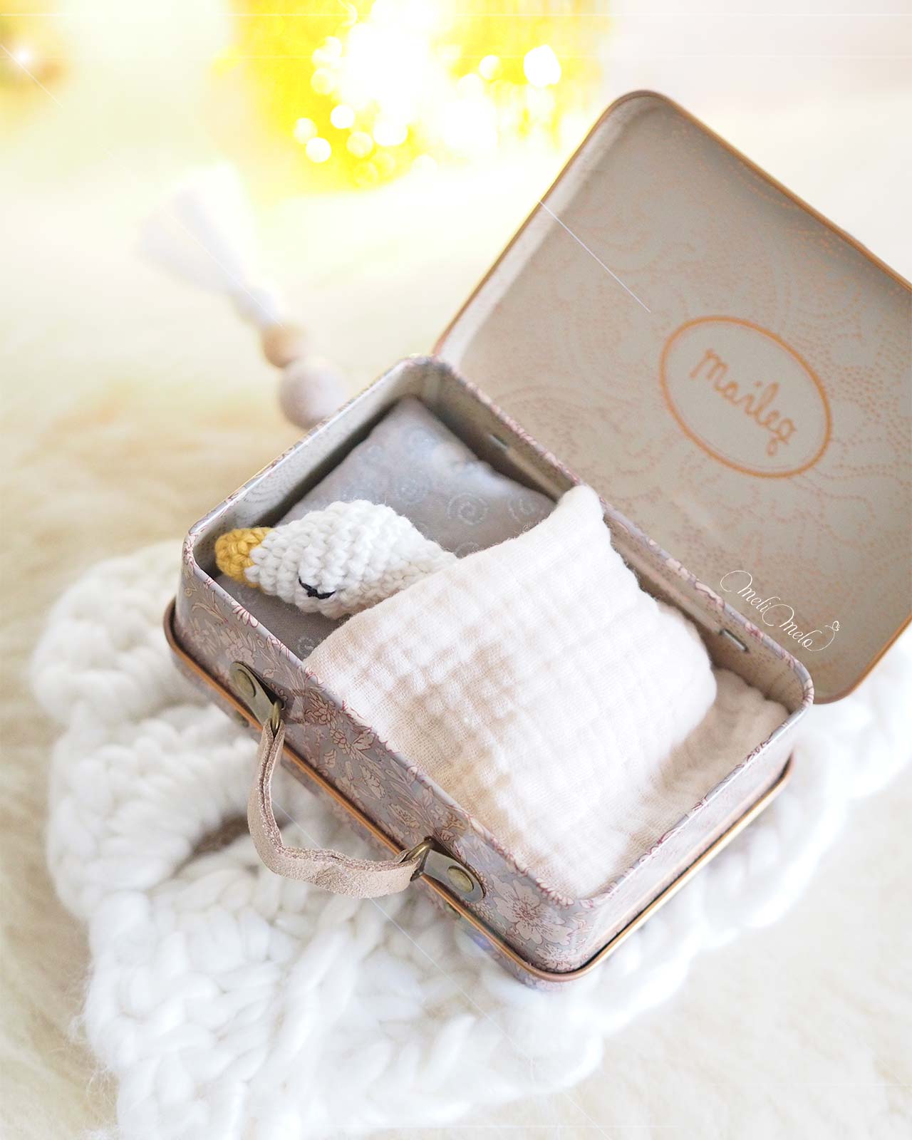 oie-blanche-endormie-grigri-cadeau-fait-main-crochet-laboutiquedemelimelo