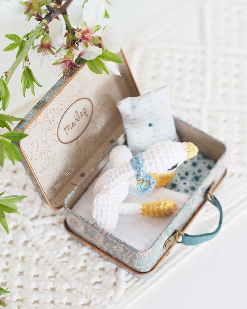 oie-crochet-miniature-bleu-valise-maileg-jouet-poetique-laboutiquedemelimelo