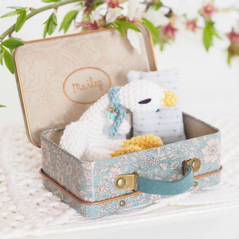 oie-crochet-miniature-valise-maileg-fleur-bleu-laboutiquedemelimelo