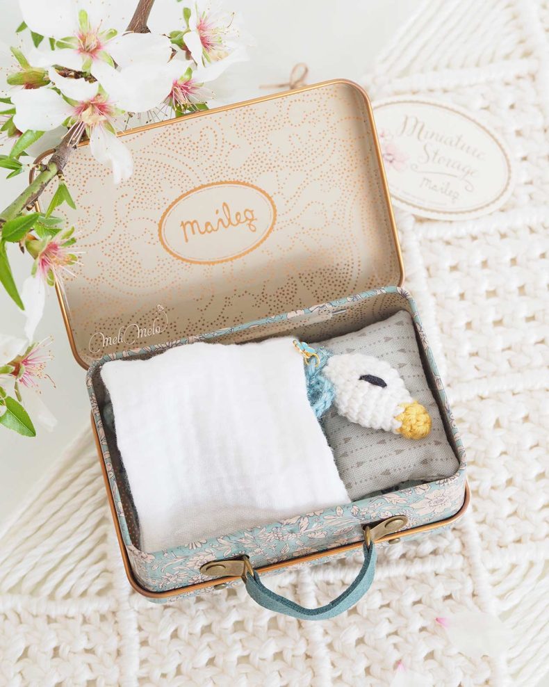 oie-endormie-crochet-miniature-valise-maileg-fleur-bleu-laboutiquedemelimelo