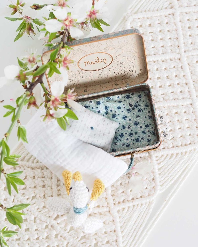 oie-parure-lit-valise-maileg-crochet-couture-bleu-laboutiquedemelimelo