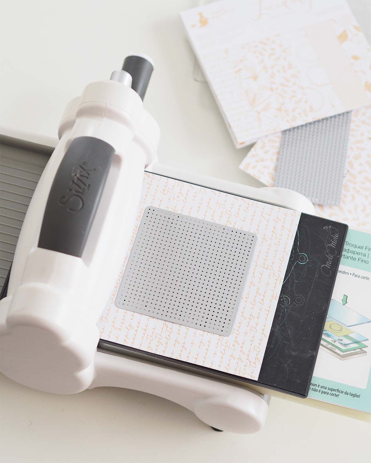 perforation-manuelle-carte-point-croix-sizzix-laboutiquedemelimelo