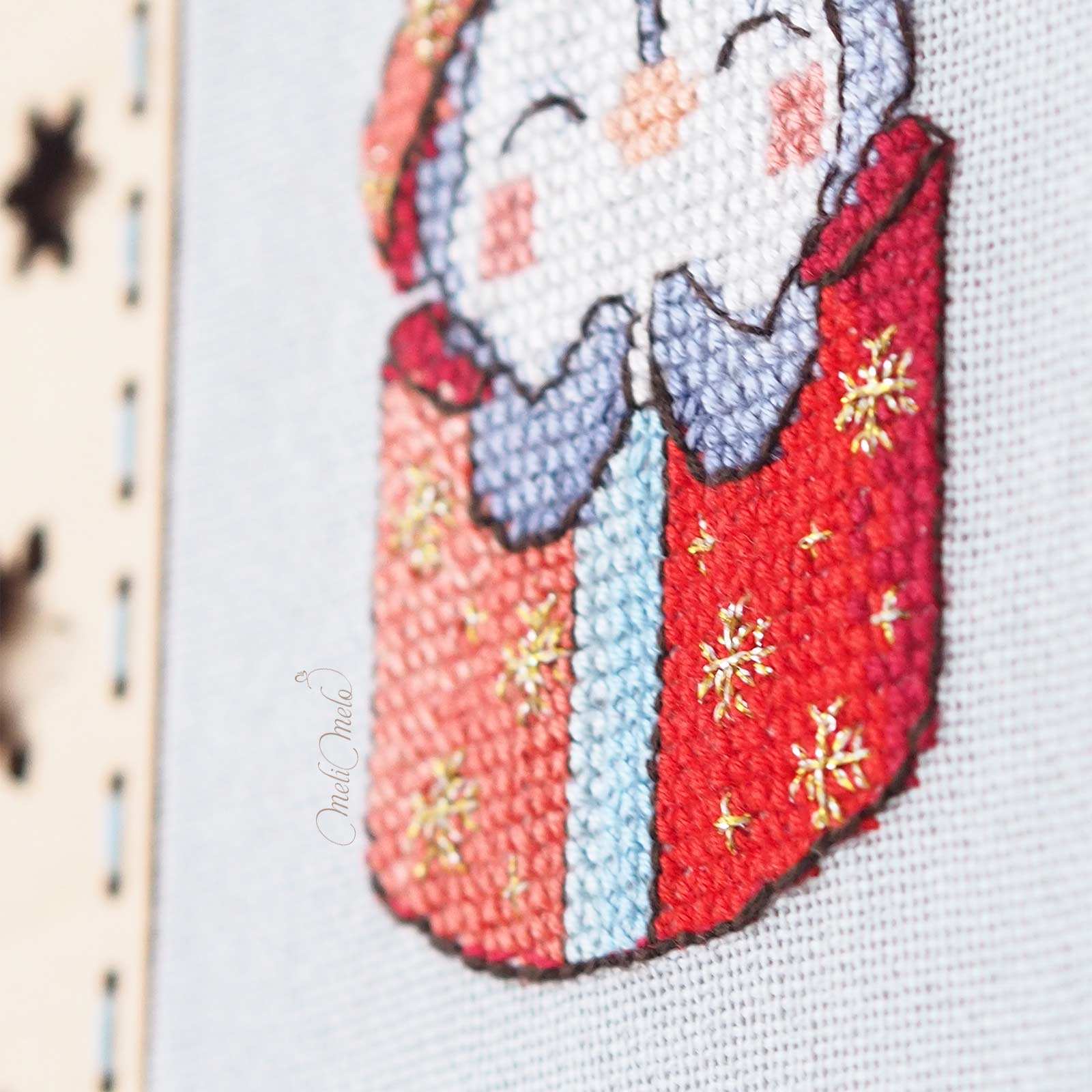 pingouin-cadeau-rouge-broderie-point-croix-metallise-or-auverasoie-mouline-dmc-laboutiquedemelimelo
