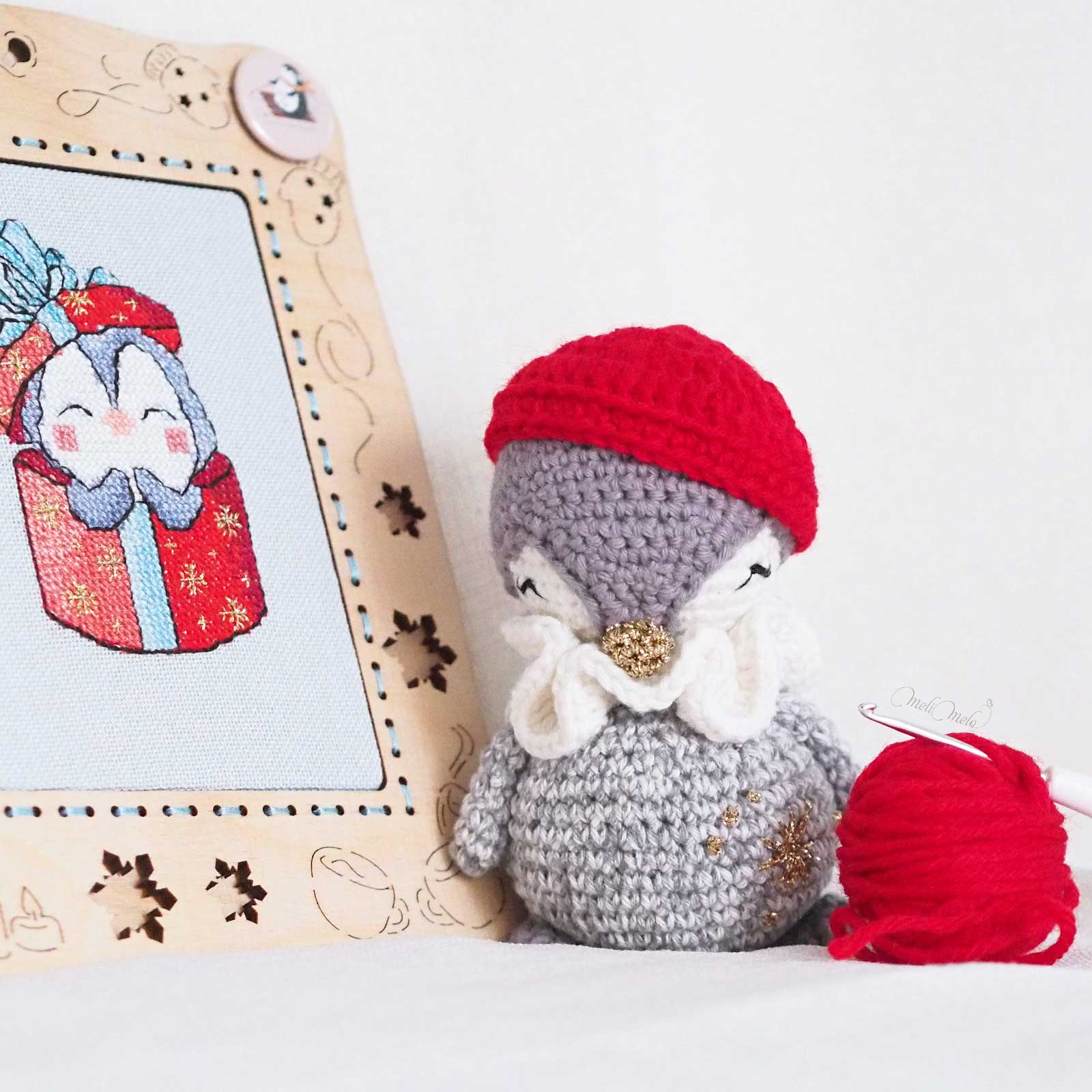 pingouin-manchot-beret-rouge-broderie-point-croix-crochet-laboutiquedemelimelo