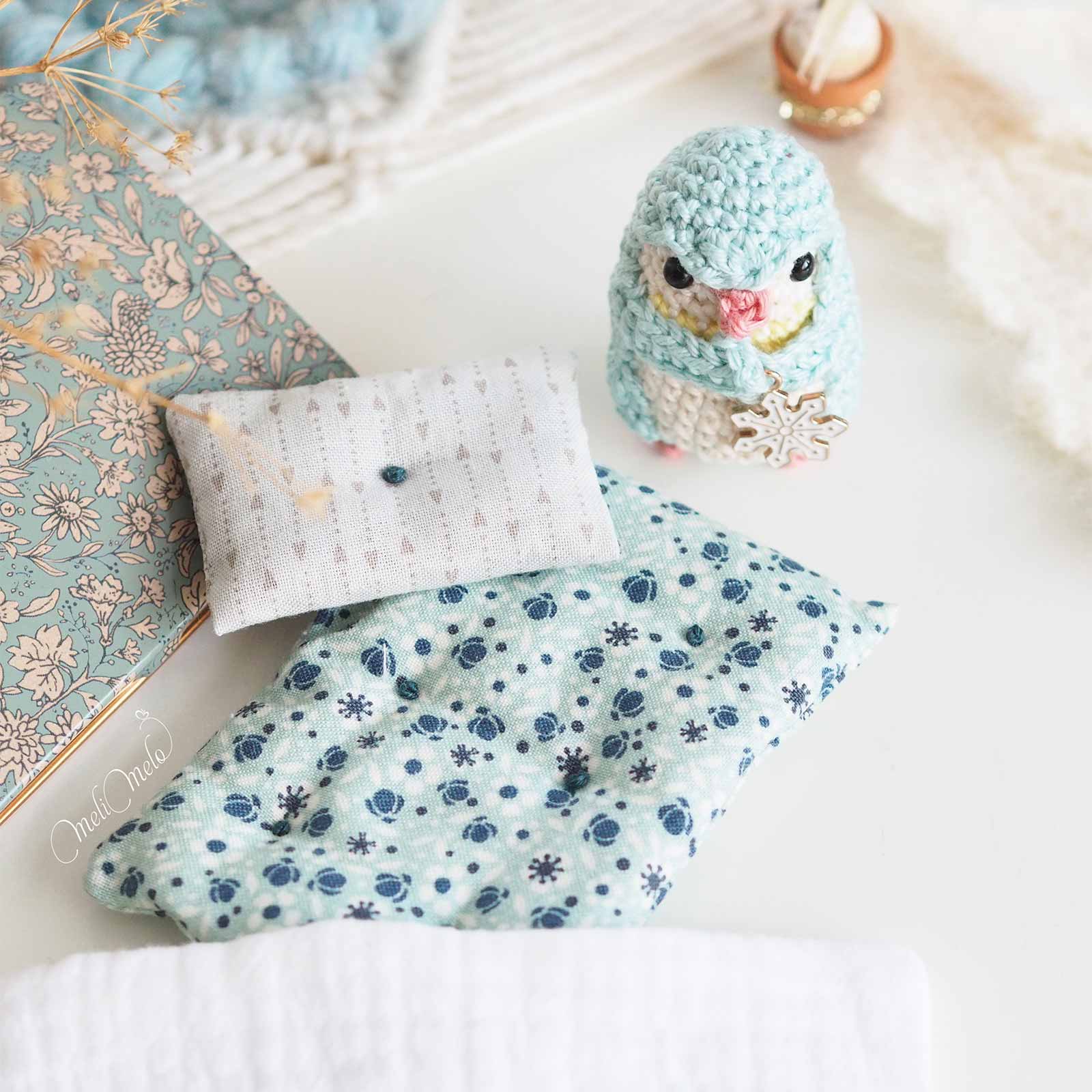 pingouin-mini-crochet-parure-lit-bleu-jouet-laboutiquedemelimelo