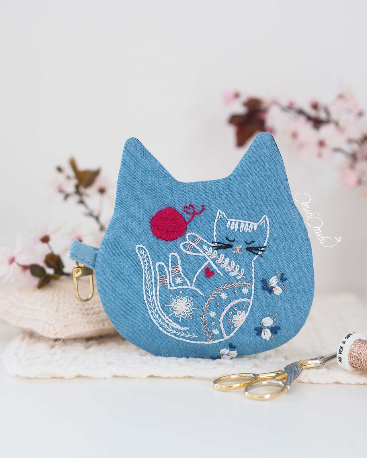 pochette-chat-fleur-bleu-jeans-broderie-fait-main-laine-coton-laboutiquedemelimelo