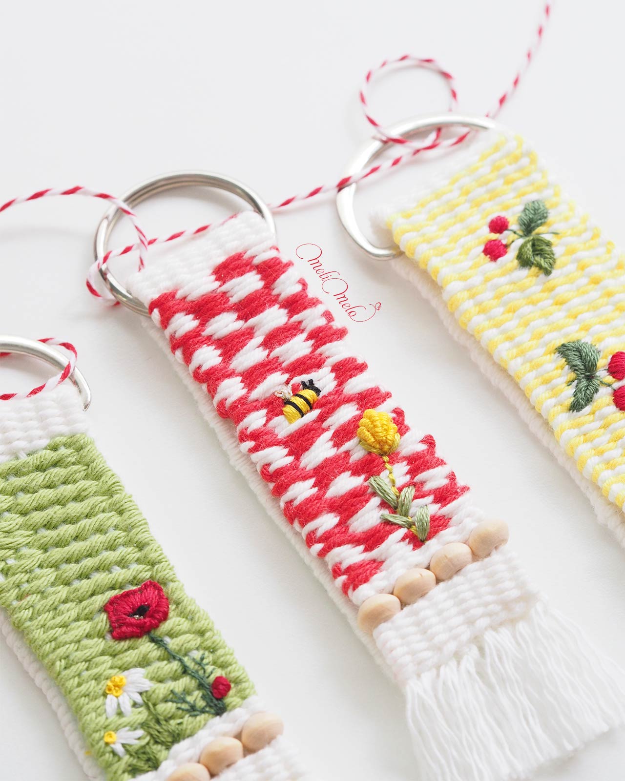 porte-cles-grigri-tissage-broderie-fleur-abeille-motif-vichy-rouge-laboutiquedemelimelo