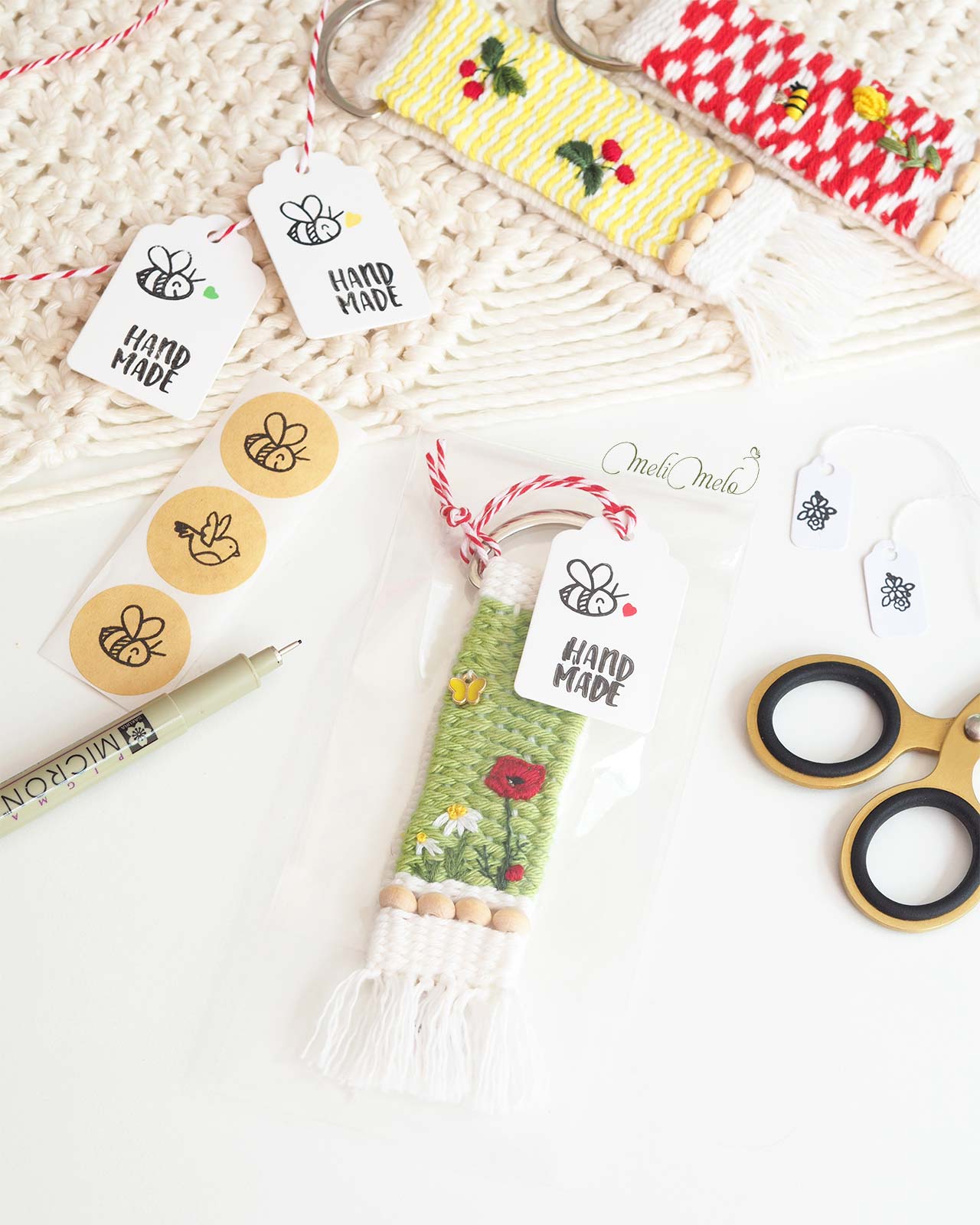 porte-cles-grigri-tissage-broderie-fleurs-papillon-coquelicot-marguerite-cadeau-laboutiquedemelimelo