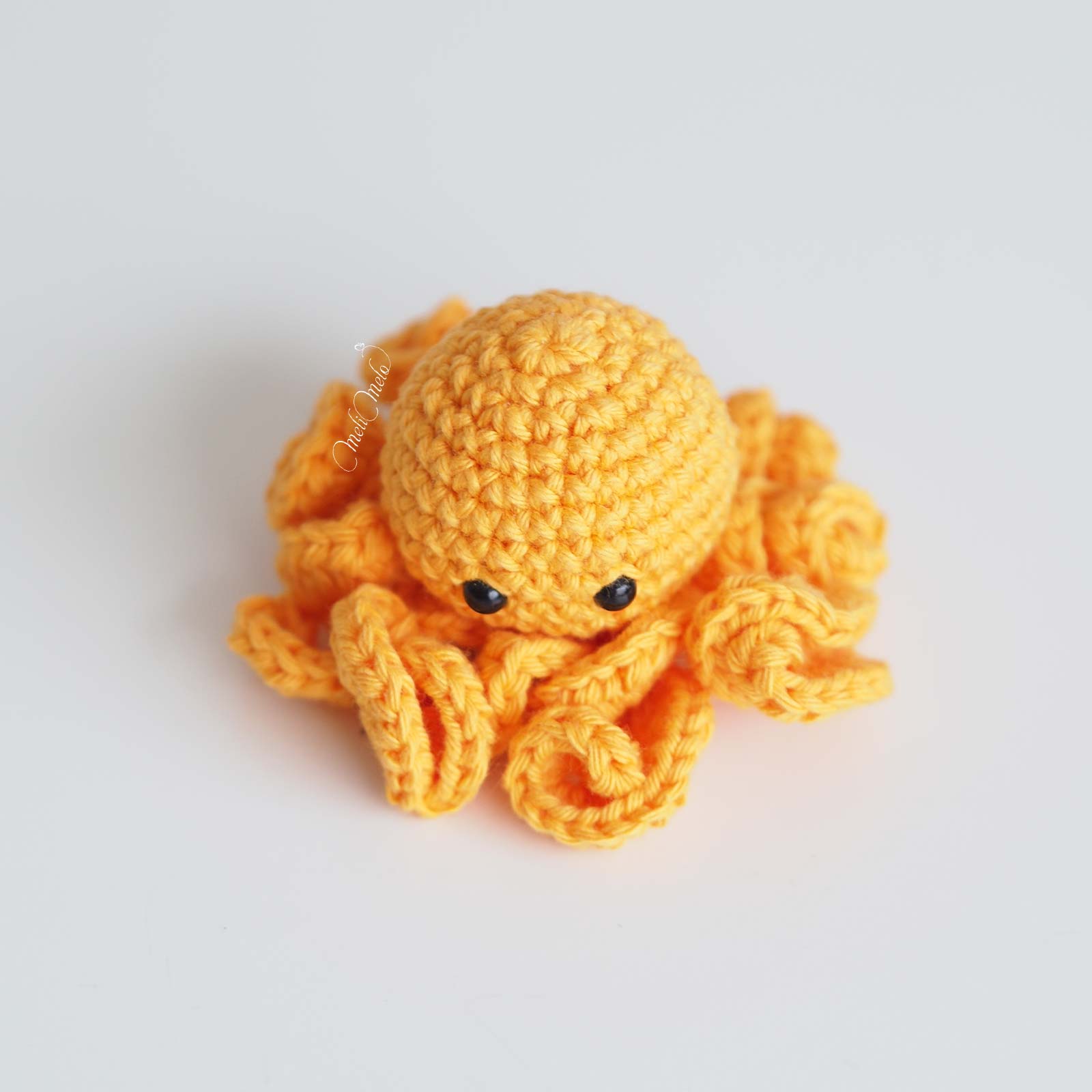 poulpe-rond-tentacules-plies-orange-crochet-amigurumi-laboutiquedemelimelo